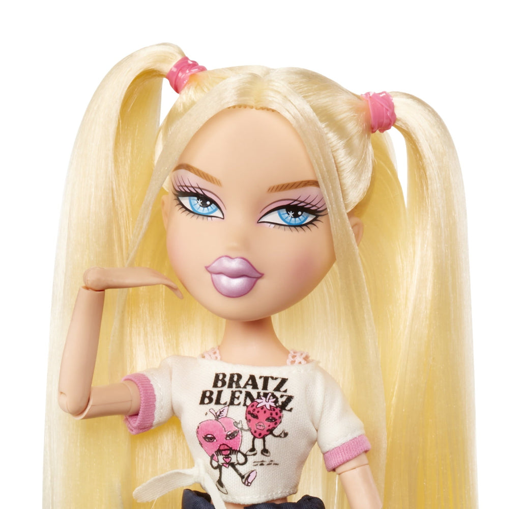 Bratz Stylin' Cloe Fashion Doll with Customizable T-Shirt for You and Accessories