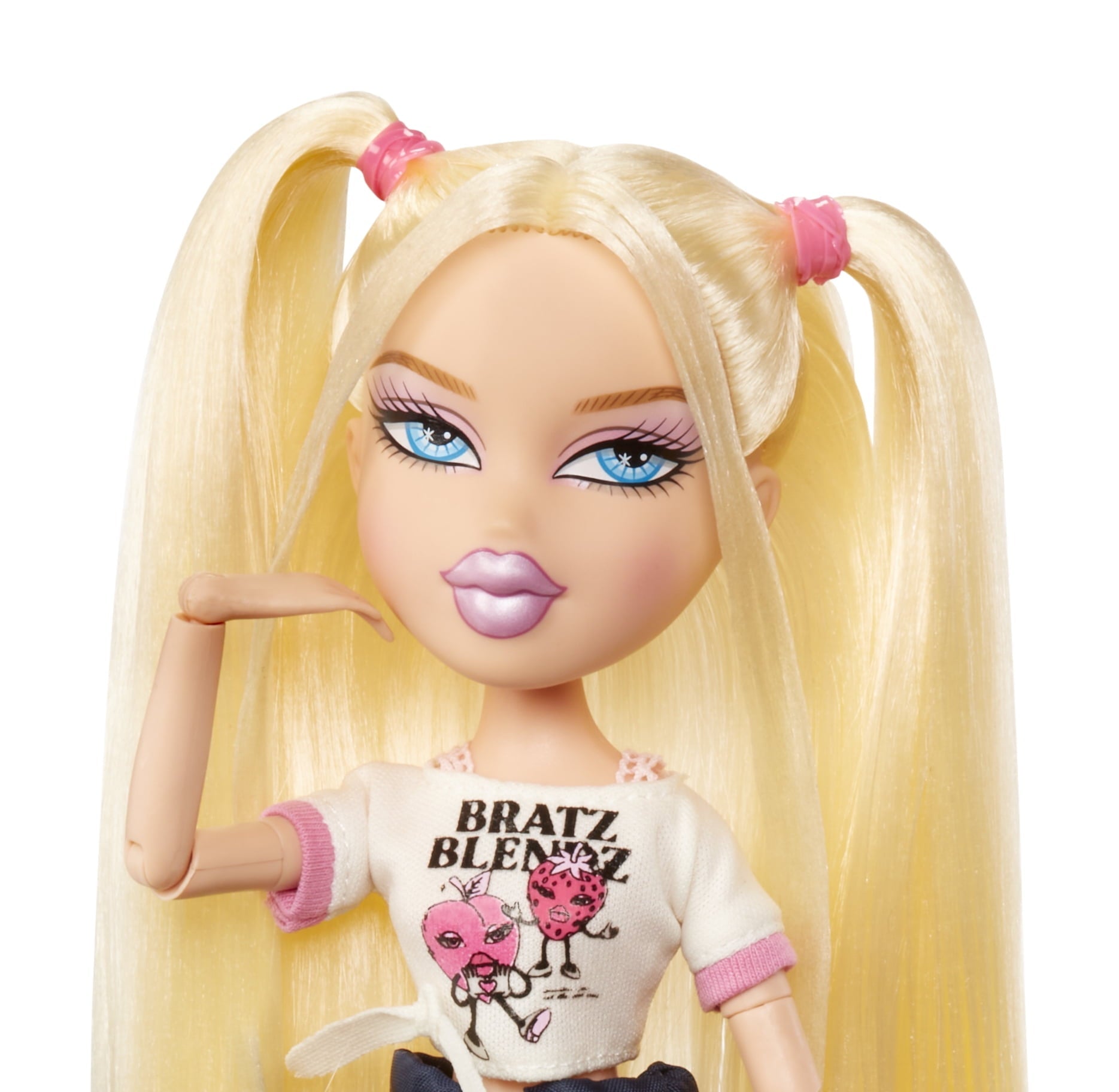 Bratz Stylin' Cloe Fashion Doll with Customizable T-Shirt for You and Accessories
