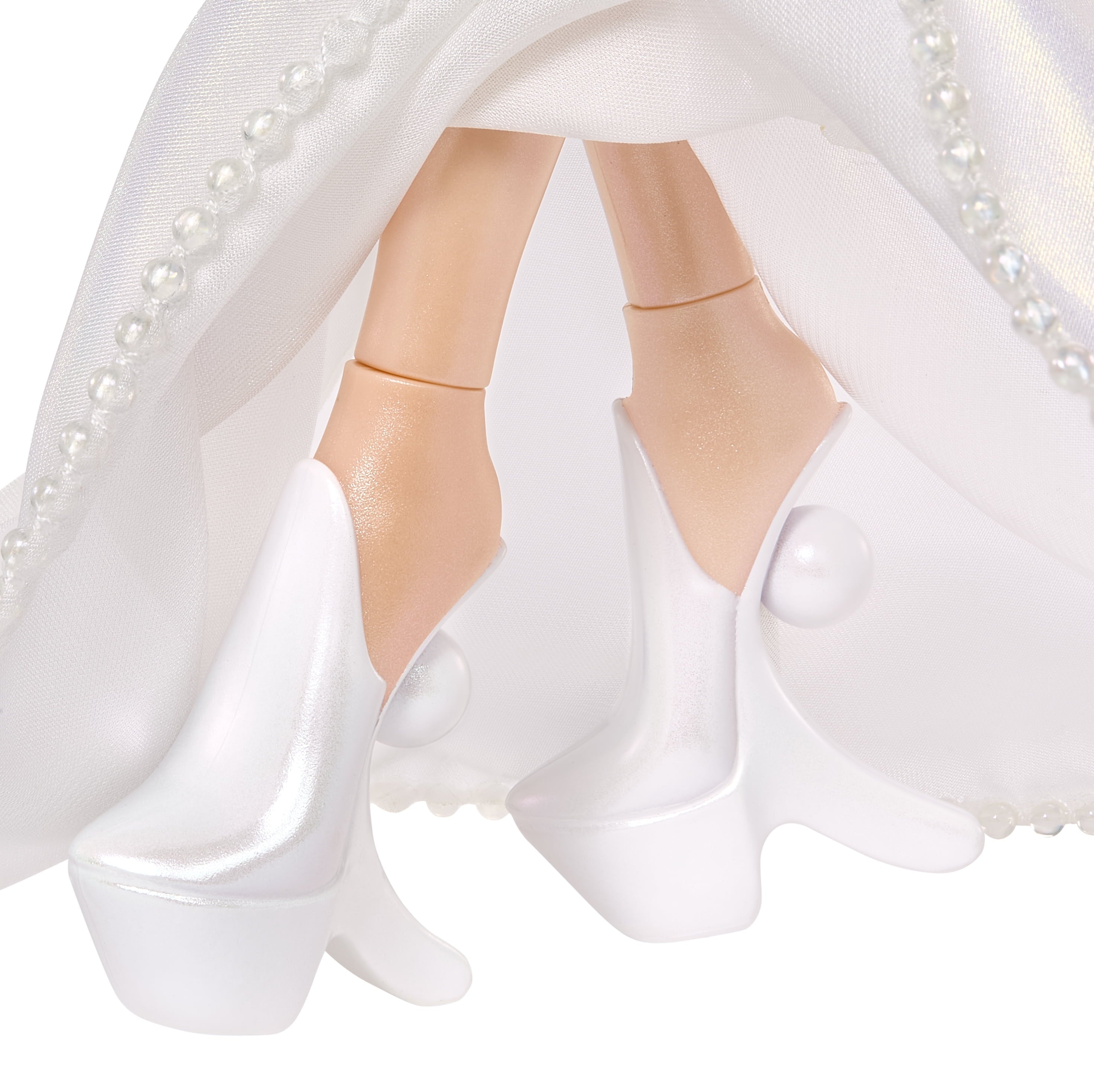 Bratz 2025 Holidayz Frosty Nightz Cloe Collector Doll with Premium Fashions and Accessories